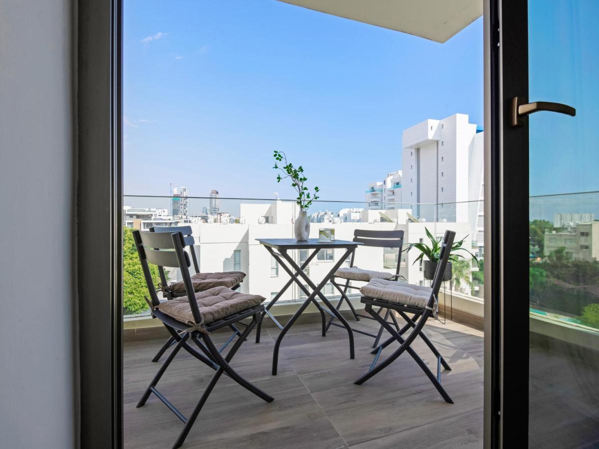Sanders Evolution Apartment Limassol Bagian luar foto
